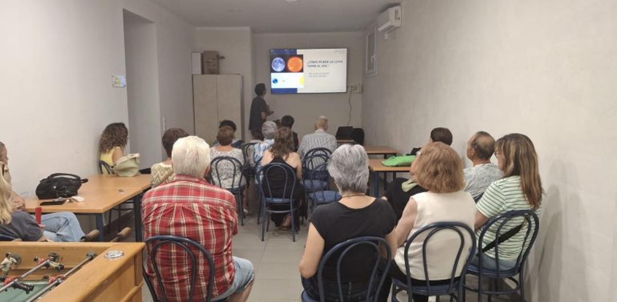 Aguarón asiste a la charla sobre el eclipse.