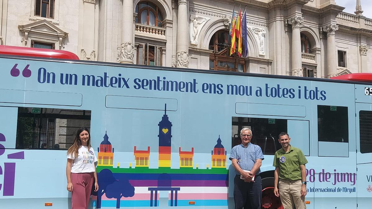 El bus de la EMT para reivindicar los derechos del colectivo LGTBi ya es un clásico. En la foto, Beamud, Ribó y Campillo.