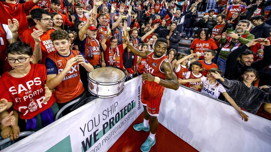 Retin Obasohan, amb els aficionats del Baxi al final del partit