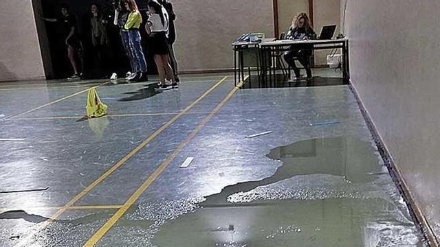 Imagen de los charcos de agua que se han formado estos dÃas en el polideportivo del centro.