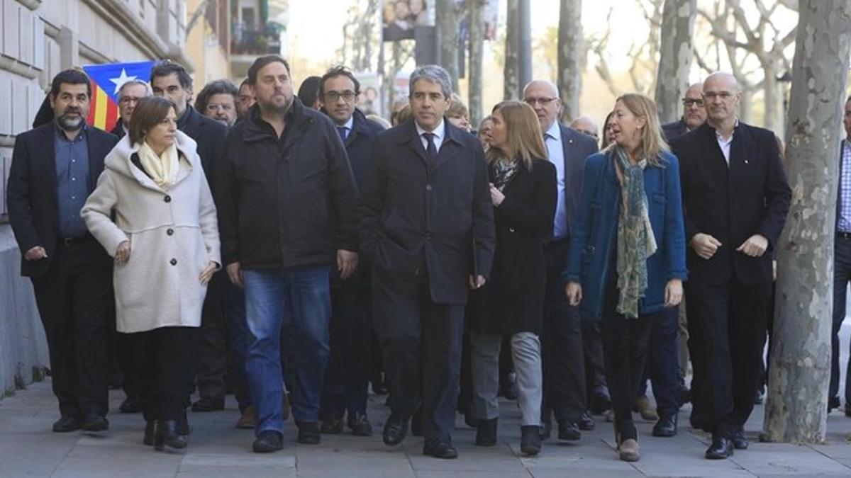 Francesc Homs, arropado por miembros de Junts pel Sí, a su llegada al TSJC para comparecer por el 9-N.