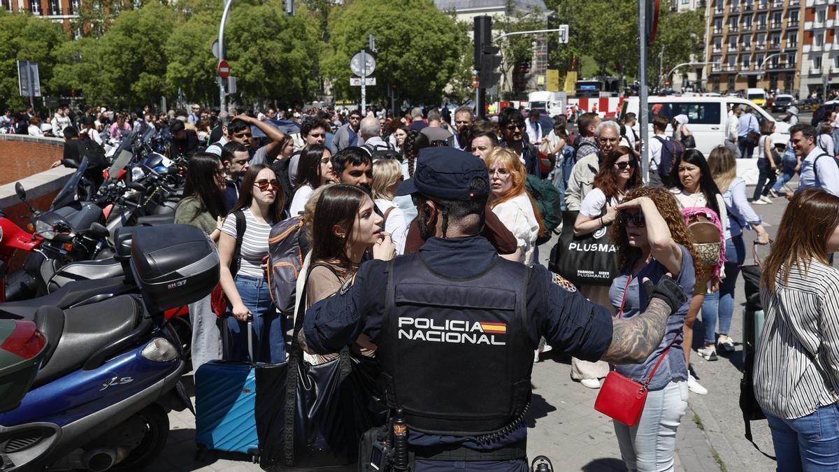 Apagón en Madrid: la policía intenta calmar a los ciudadanos.