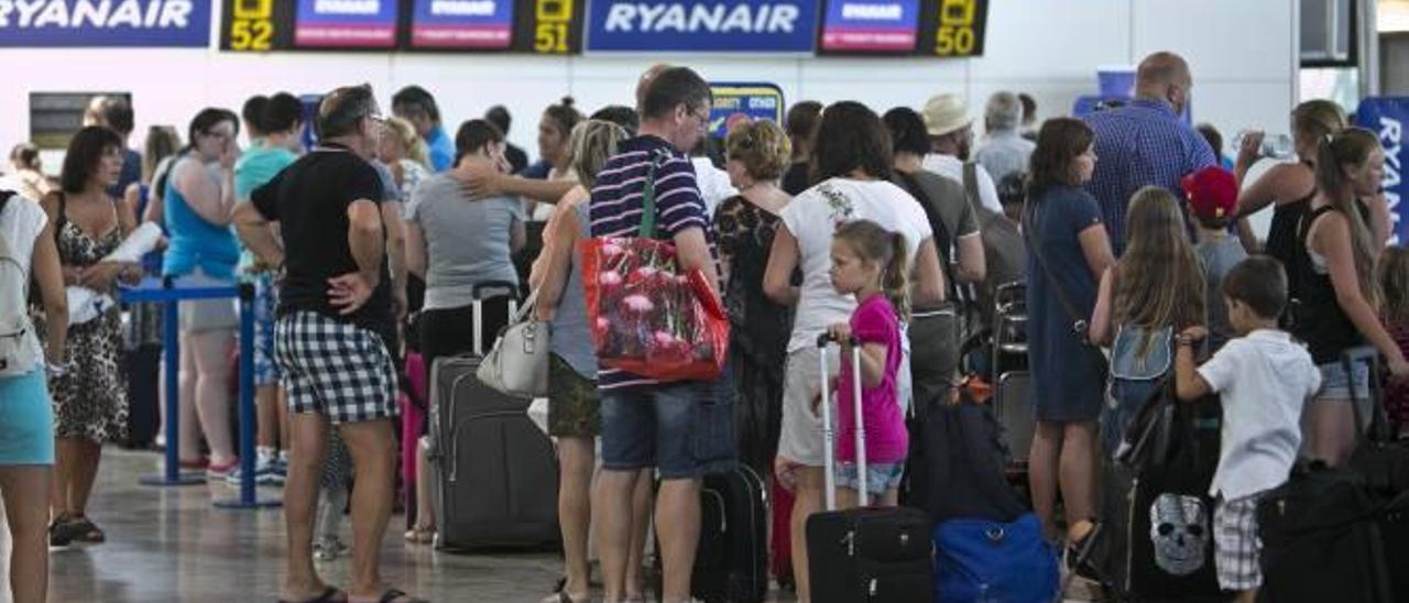 Pasajeros esperando para facturar los equipajes en un vuelo de Ryanair, la compañía que ofrece más rutas en Alicante.