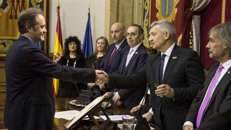 Eduardo Álvarez da la mano al Rector tras jurar su cargo como profesor titular del área de Ingeniería Hidráulica.