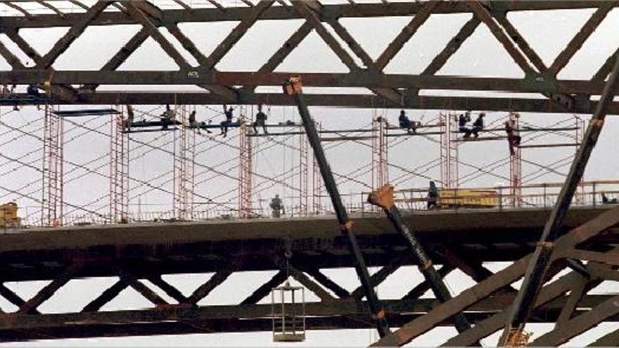 Trabajadores de ACS trabajan en la construcción de la celosía metálica del viaducto de Contreras en una imagen de 1998.