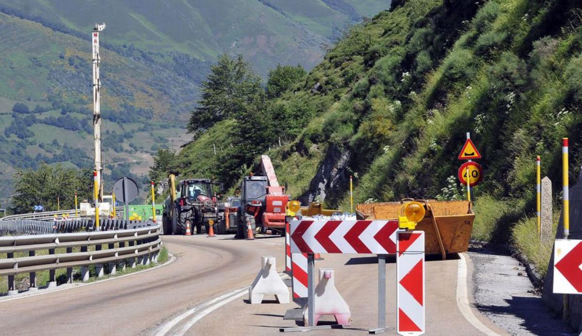 Pajares encadena tres lustros con obras y cortes de carriles en verano