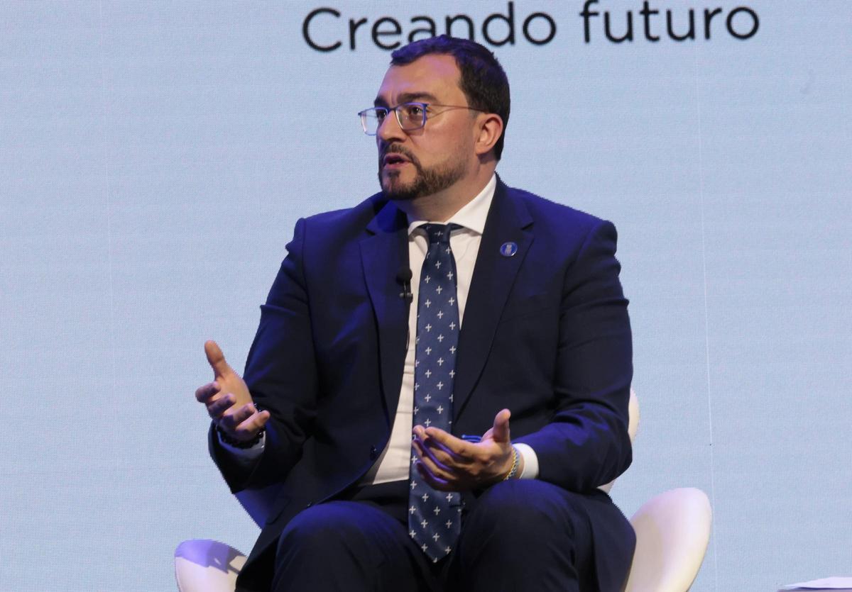 El presidente de Asturias, Adrián Barbón, durante su intervención