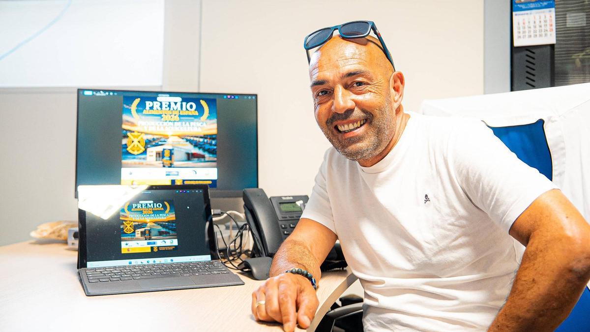 David Fernández, gerente de la Cofradía de Cangas, con el montaje realizado por el Premio Alimentos de España recibido hoy.