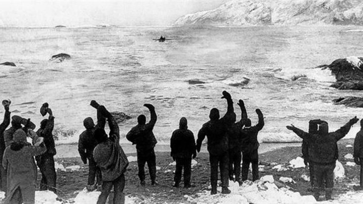 El 'Endurance', que había zarpado de Londres el 1 de agosto de 1914, encallado y escorado en el hielo antártico.