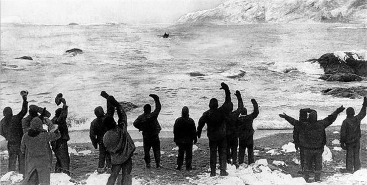 L’’Endurance’, que haviasalpat de Londres l’1 d’agost del 1914, encallat i escoratal gel antàrtic.