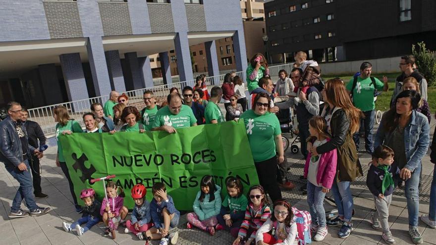 Vecinos de Nuevo Roces, en una movilización solicitando la construcción del centro de salud