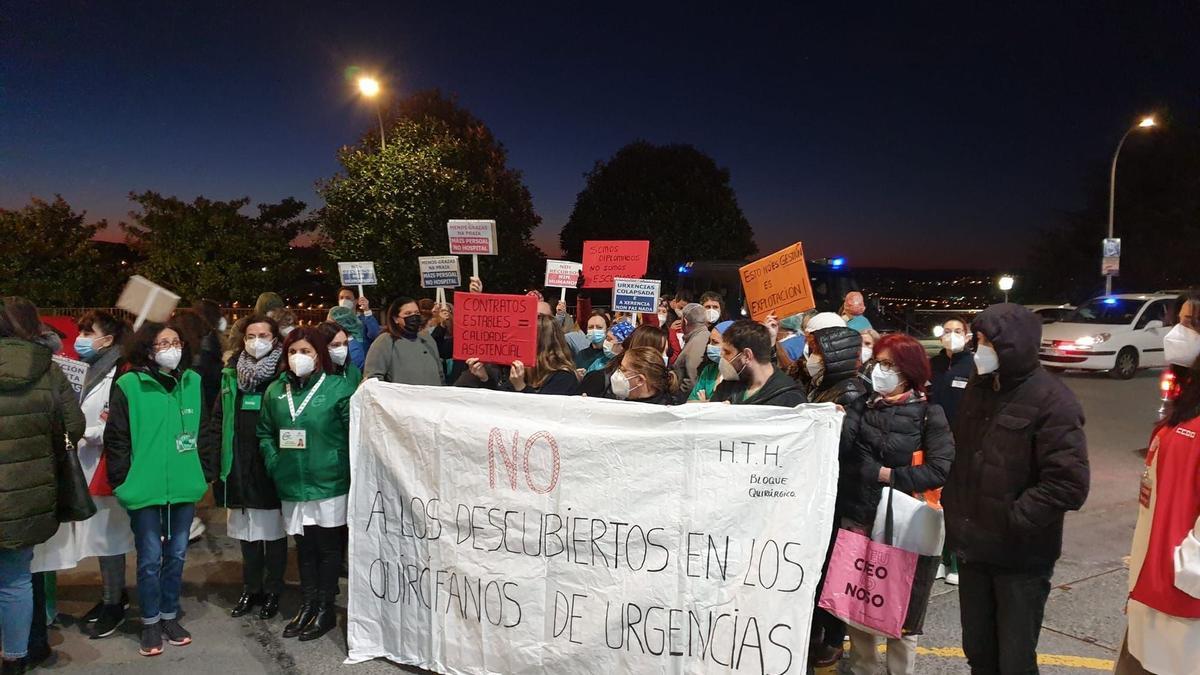 Personal de Quirófano de Urgencias, durante la protesta de ayer, en el entorno del Hospital Universitario.