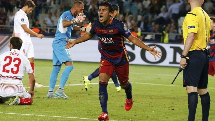 Rafinha celebra un gol con el Barcelona. // Reuters