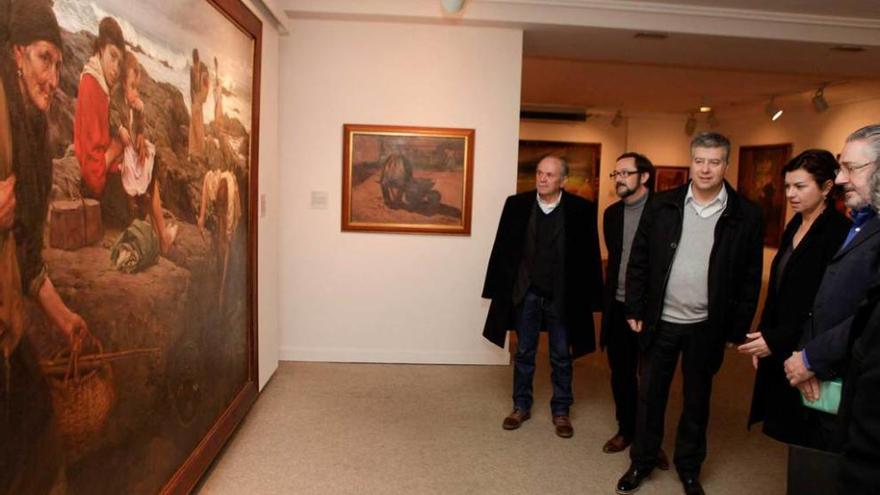 Artur Nunes, en el centro de la foto, junto a Montserrat López, ayer, en la Casa Natal Jovellanos.