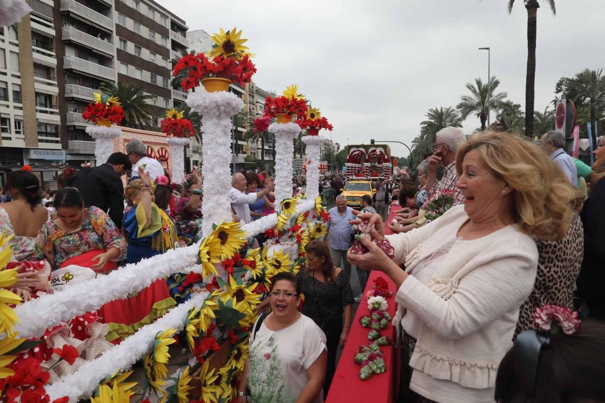 Miles de cordobeses participan en la Batalla de las Flores