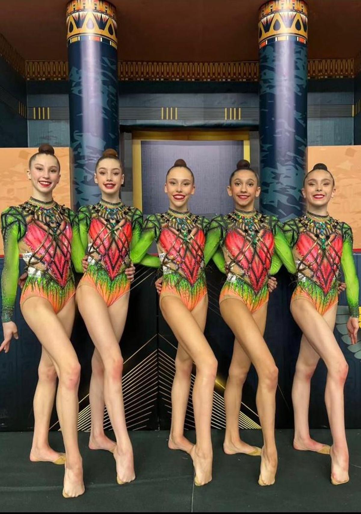 Noa con sus compañeras del equipo júnior de la Selección Española de Gimnasia Rítmica.