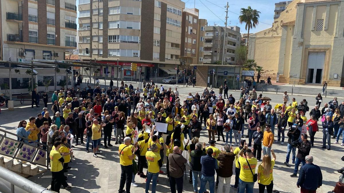 Unos trescientos hosteleros y vecinos protestan contra la prohibición de cerramientos fijos y tarimas en las terrazas de Guardamar