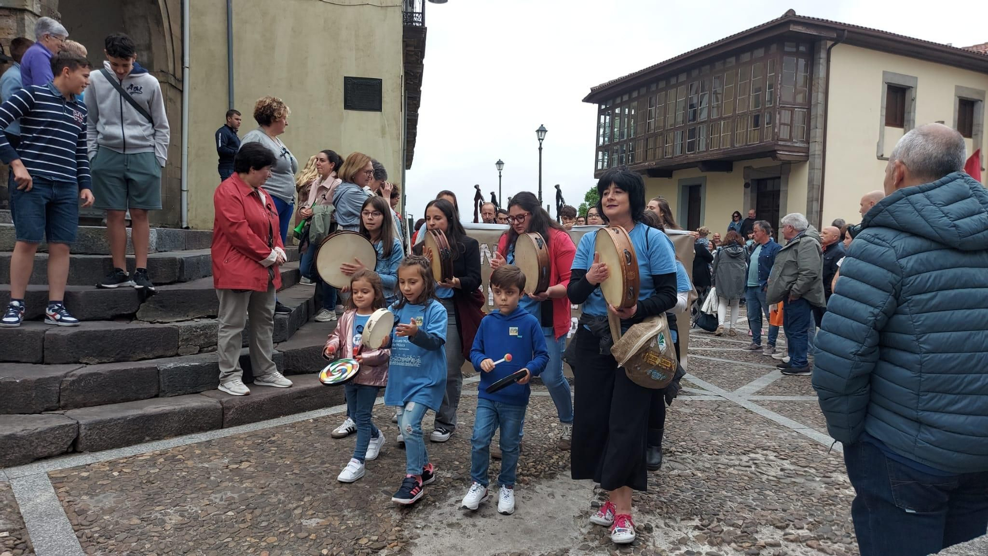 En imágenes: Así fue la manifestación contra el cierre de la Escuela de Música de Tineo
