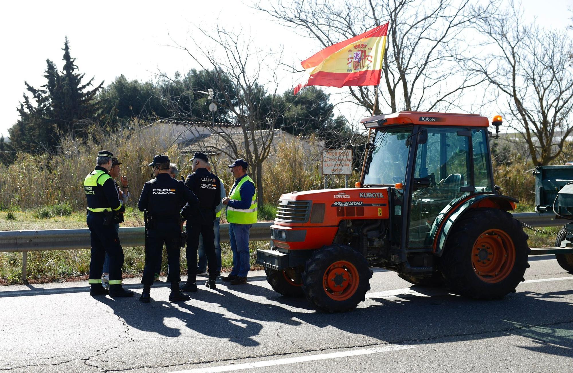 Un pequeño grupo de tractores entra en Zaragoza en una nueva jornada de protestas