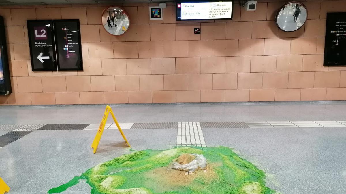 Goteras en la estación de Encants de la L2, donde las pantallas alertan que la línea permanece cortada.