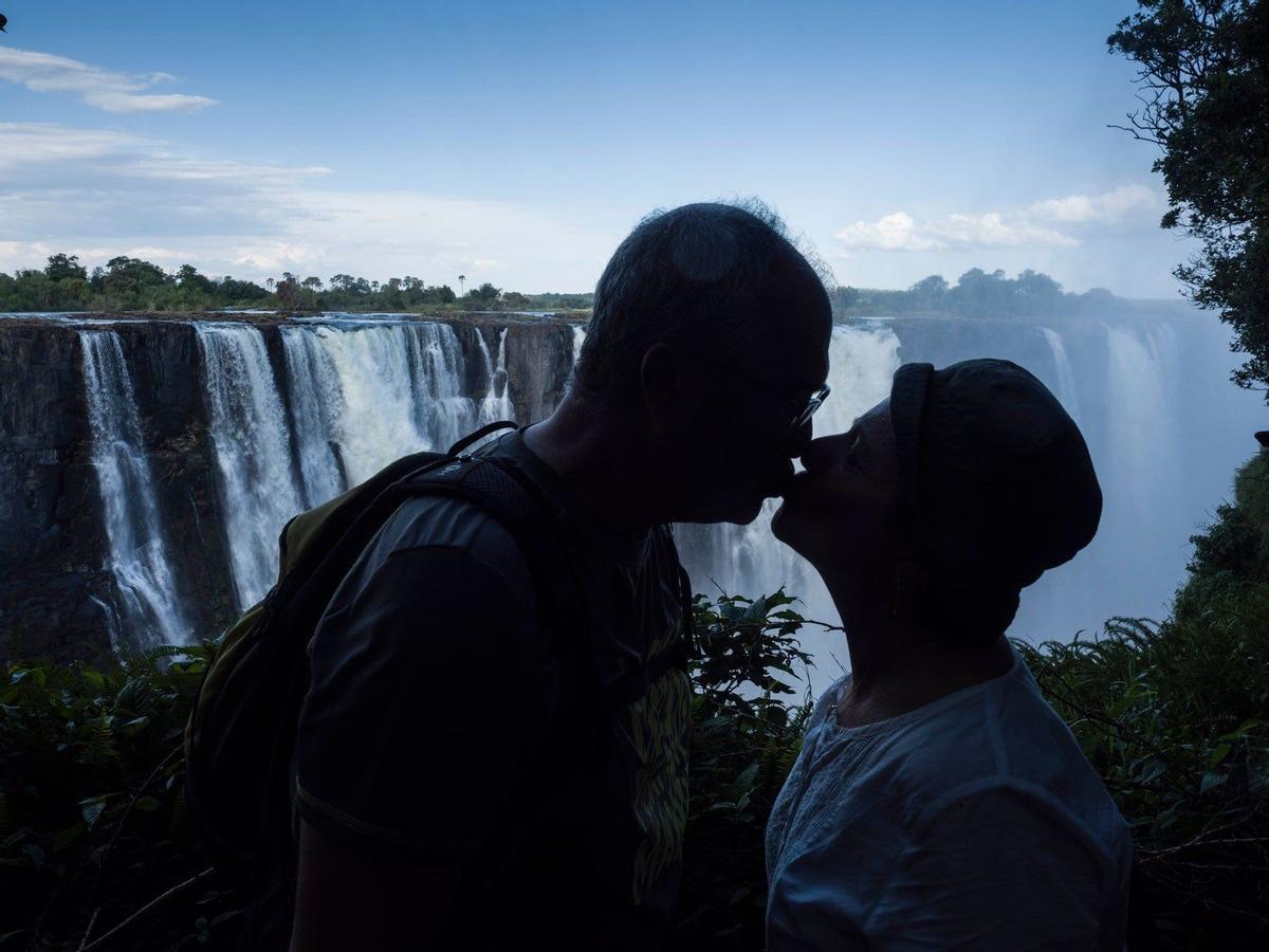 Pareja en las Cataratas Victoria