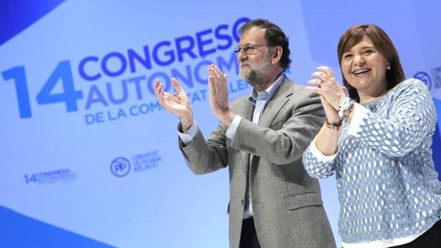 Mariano Rajoy e Isabel Bonig aplauden ayer junto a los cargos y militantes del PP durante la clausura del congreso regional celebrado en València.