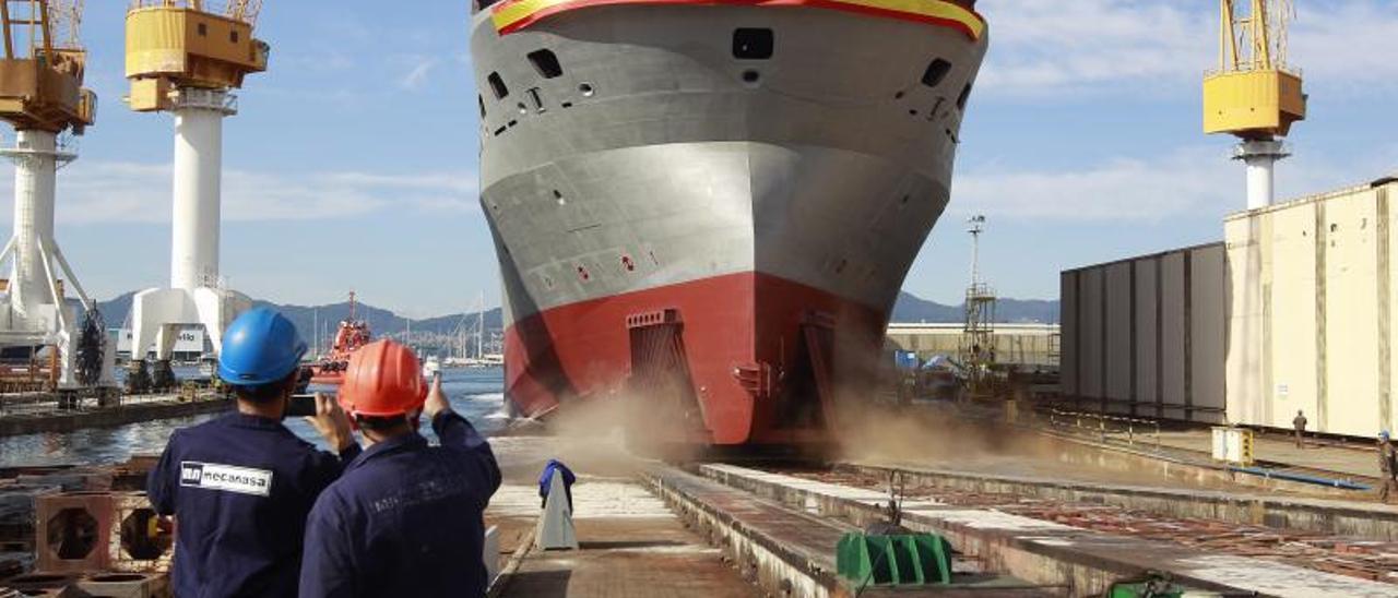 Botadura de un barco en el astillero Barreras, de Vigo. | Ricardo Grobas