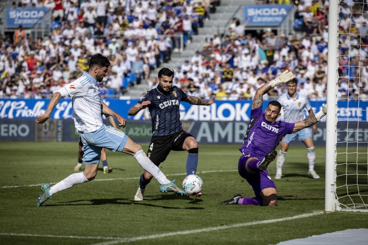 Ocasión de Kodro, que no terminó en gol, en el encuentro frente al Ceuta en el Ibercaja Estadio.