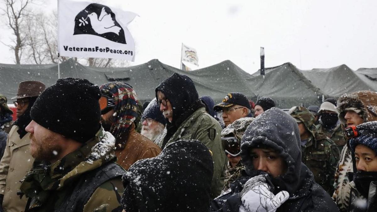 Un grupo de veteranos de guerra, concentrados en el campamento de Oceti Sakowin en plena nevada, cerca de Cannon Ball (Dakota del Norte), este lunes.