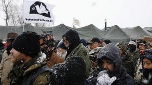 mbenach36524793 veterans gather for a briefing inside of the oceti sakowin c161205203801