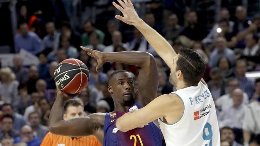 El Barça acaba con la imbatibilidad del Real madrid en el clásico ACB (80-84)