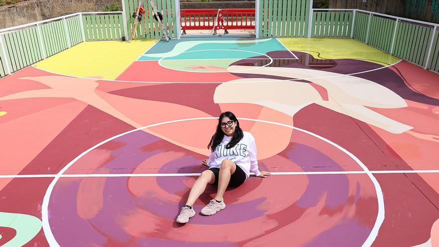 Para la NBA, para Adidas y para Vigo: la artista mexicana Moon Venture llena de color la cancha de Torrecedeira