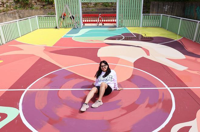 Para la NBA, para Adidas y para Vigo: la artista mexicana Moon Venture llena de color la cancha de Torrecedeira