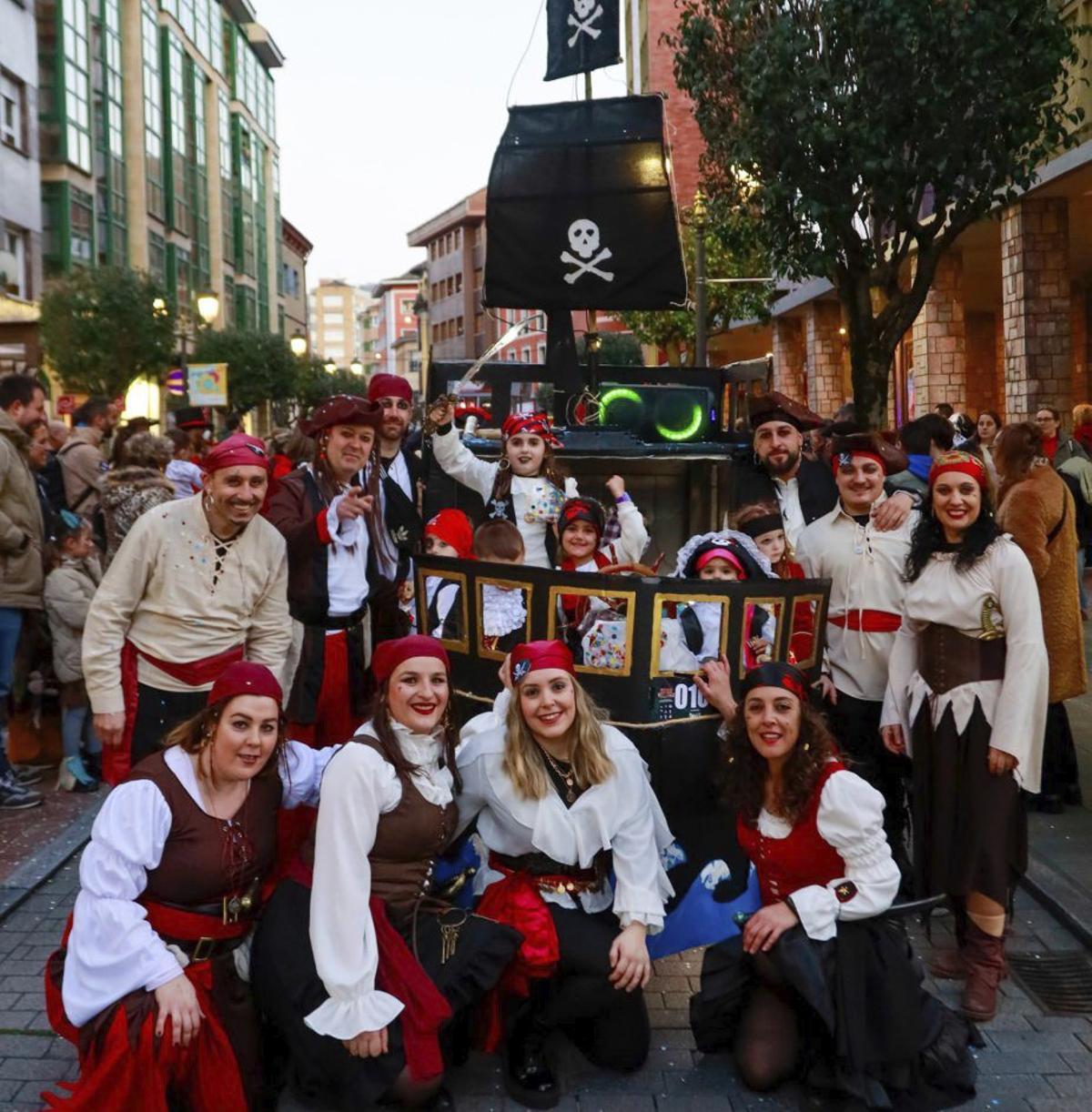 Presentación de la programación de Antroxu en el Ayuntamiento. A la derecha, desfile de carnaval en Ciañu.