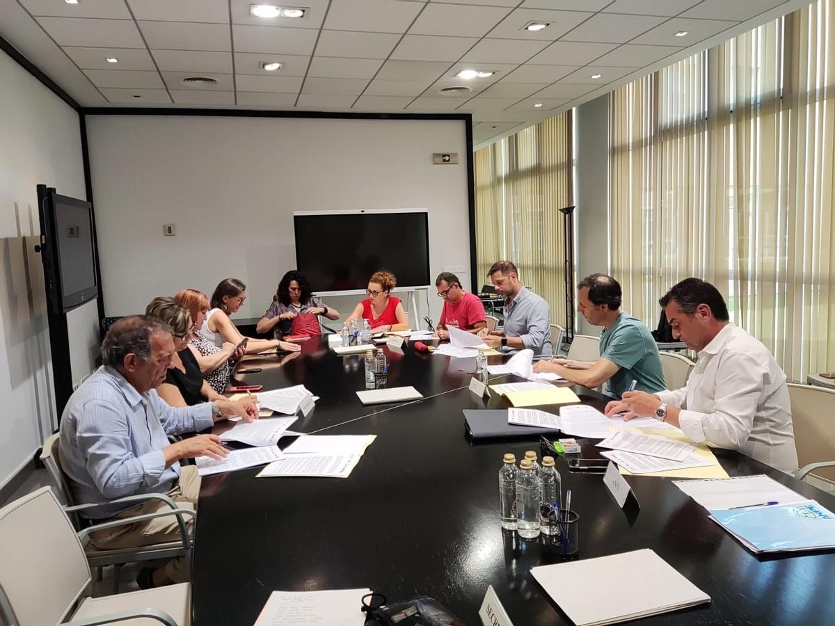 Educación firma con los sindicatos el acuerdo plantillas para aumentar el personal