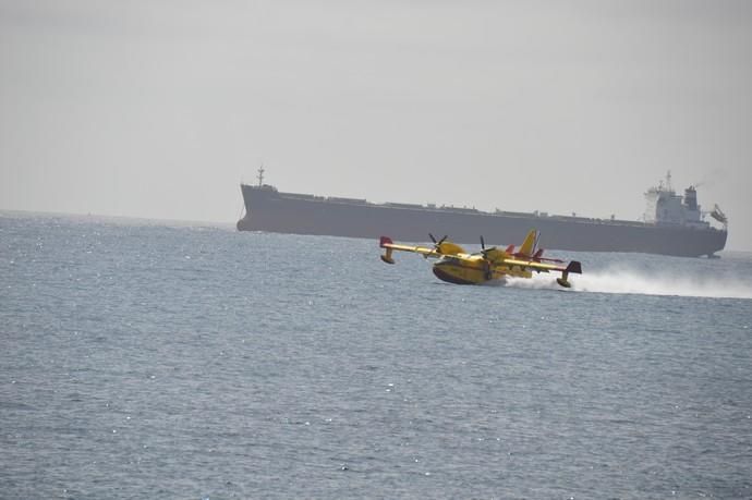 Los hidroaviones cargan agua en el Puerto de Las Palmas - Incendio Gran Canaria 2019