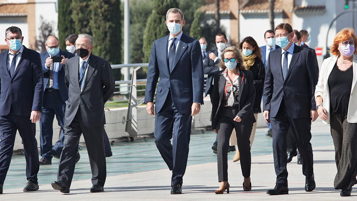 Enric Morera, Isidre Fainé, Felipe VI, Nadia Calviño, Ximo Puig y Gloria Calero, ayer, en el acceso al Palau de les Arts Reina Sofía.  | FERNANDO BUSTAMANTE