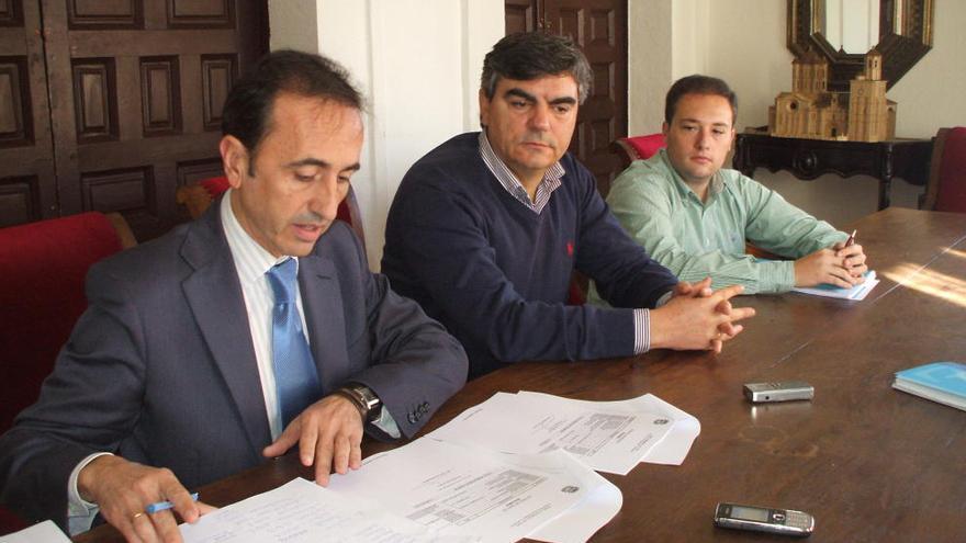 José Luis Prieto, Jesús Sedano y Alejandro González, en el Ayuntamiento de Toro.