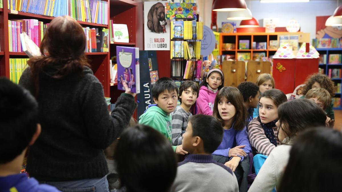 Club de lectura de niños de 11 años en la librería La Caixa d'Eines.