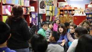 Club de lectura de niños de 11 años en la librería La Caixa d’Eines.