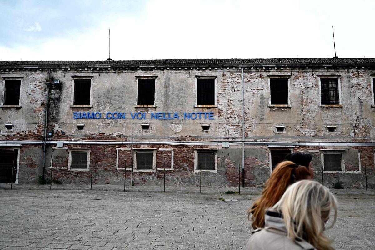 Fuera de la prisión de mujeres de Giudecca, que alberga el pabellón de la Santa Sede durante la inauguración previa de la exposición de arte de la 60ª Bienal de Venecia