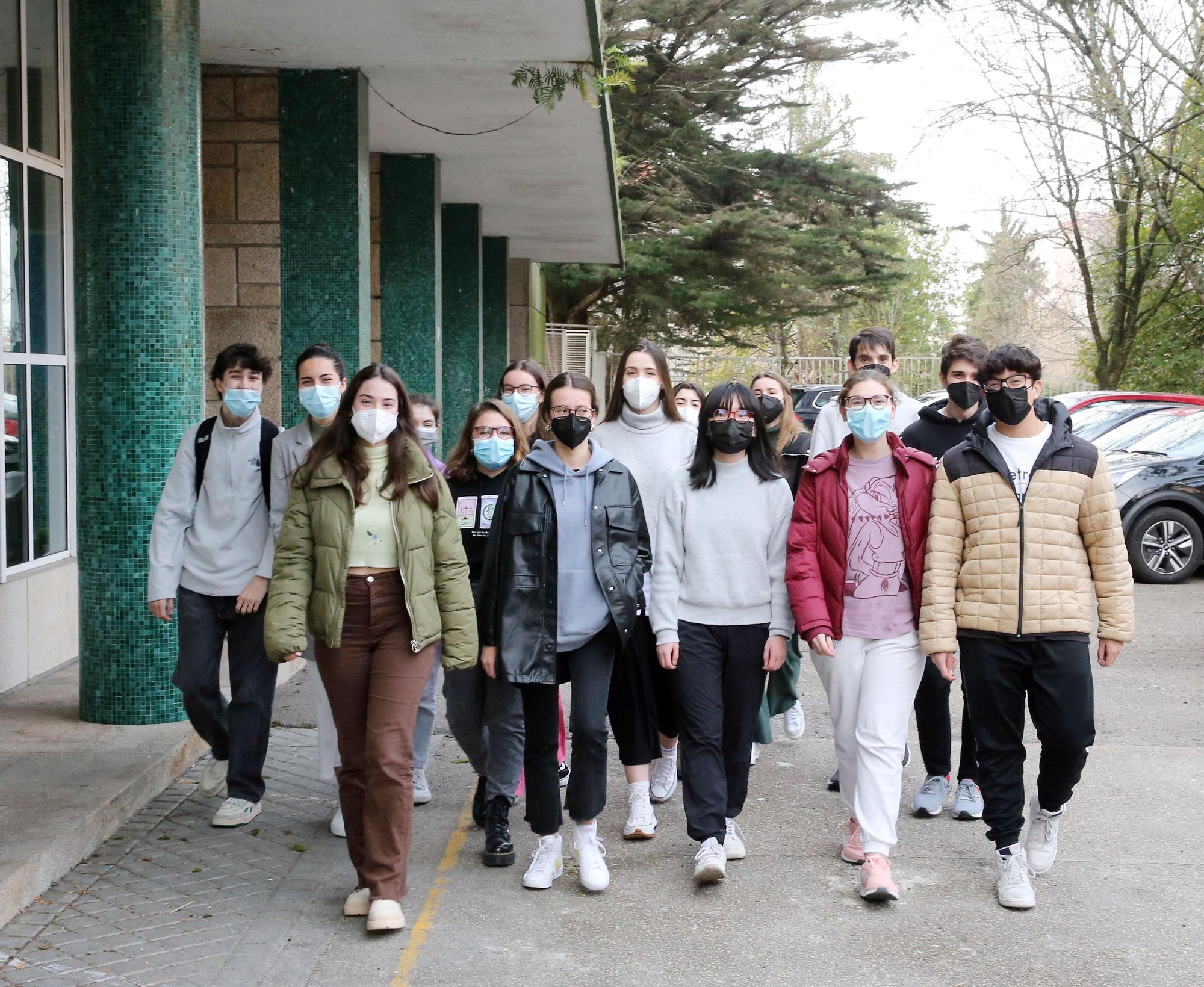 Los alumnos de Bachillerato del IES San Tomé, a la entrada del centro