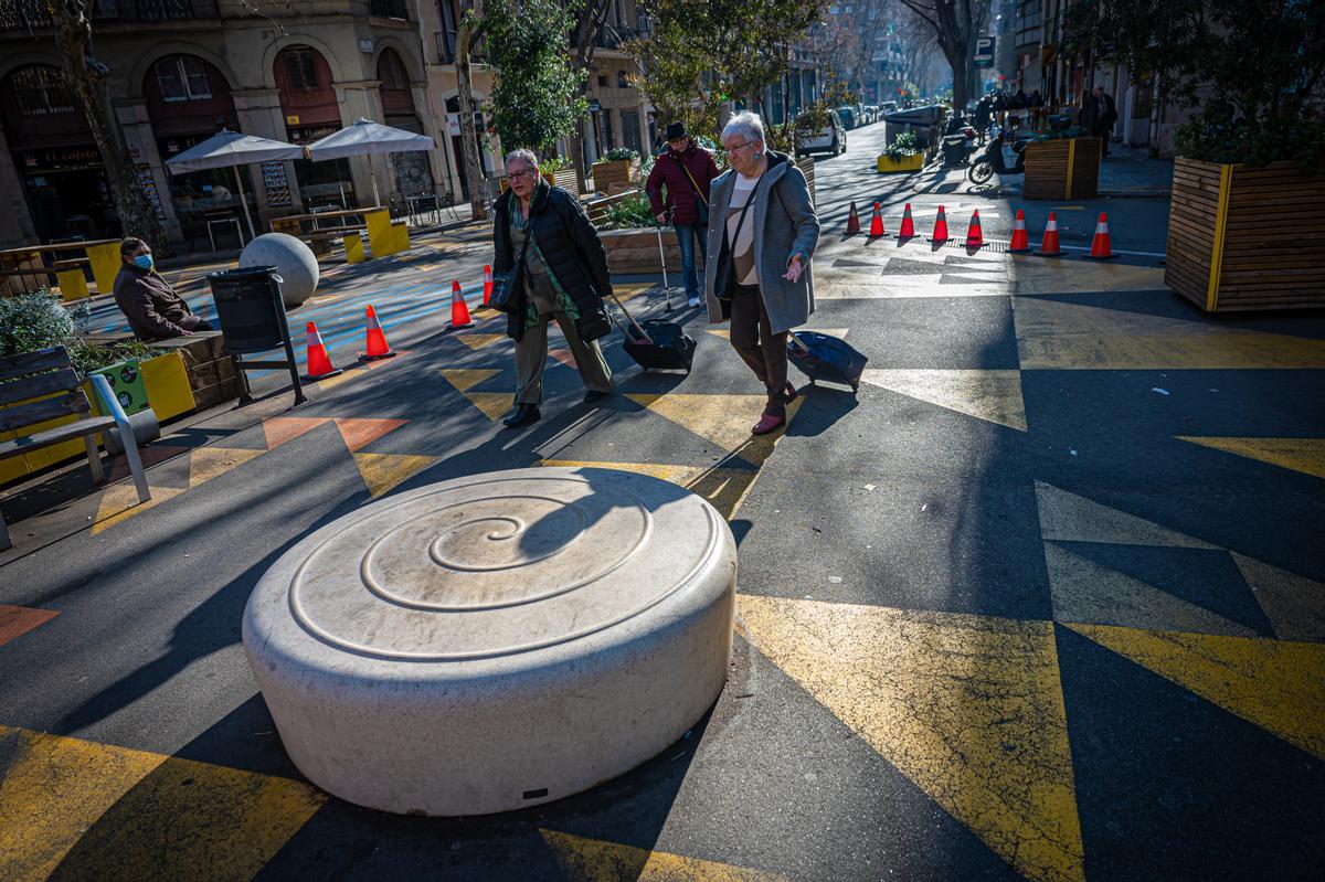 Repintando los colores y las formas del asfalto en la Superilla de Sant Antoni de Barcelona