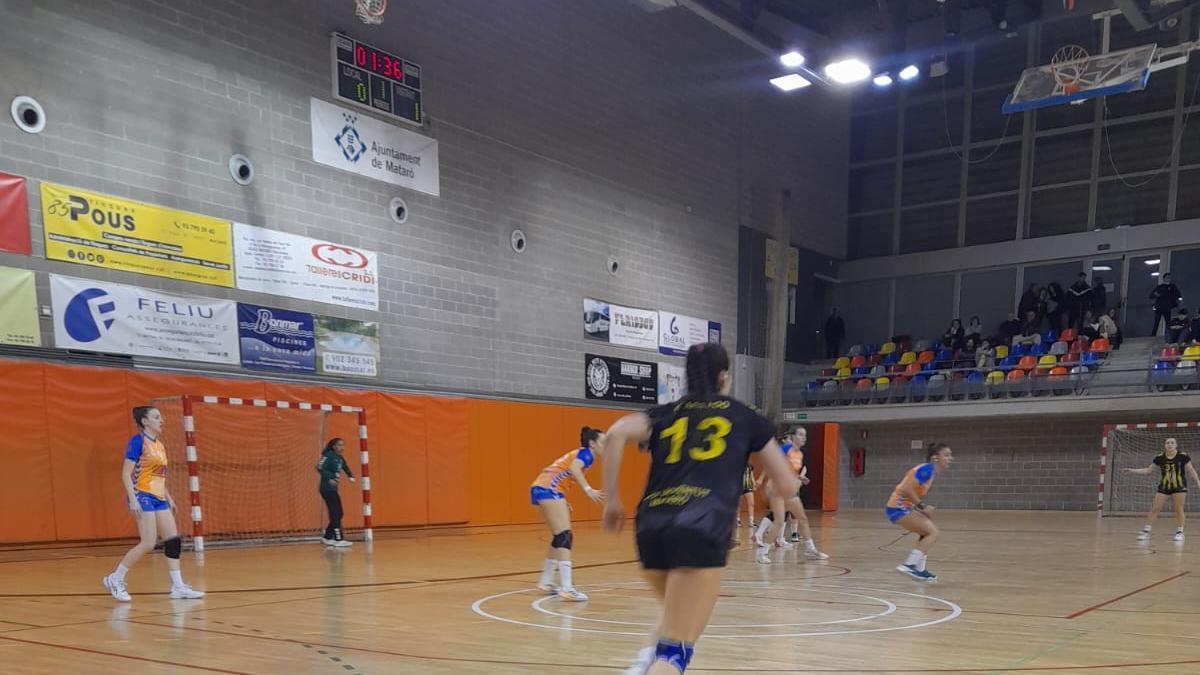 Partido muy igualado e intenso del  Grupo USA H. Mislata UPV en la cancha del Mataró .