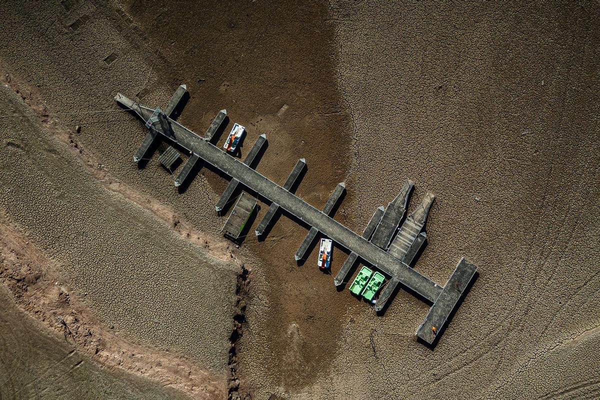 El pantano de Sau a vista de dron, con un 4,74% de agua y todas las edificaciones a la vista