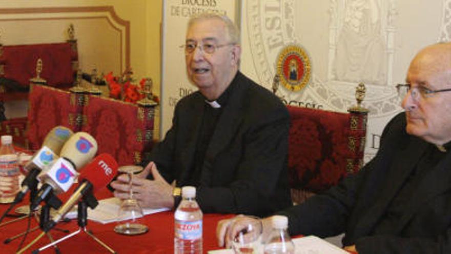 El vicario judicial, Miguel Ángel Cárceles (i), y el subvicario judicial, Juan García, ayer en el Palacio Episcopal