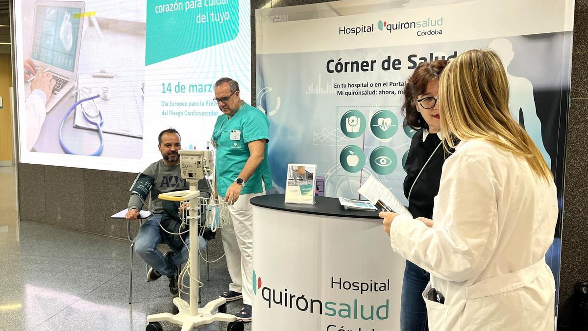 El hospital Quirónsalud de Córdoba ha organizado una mesa informativa sobre los factores de riesgo de sufrir un infarto.