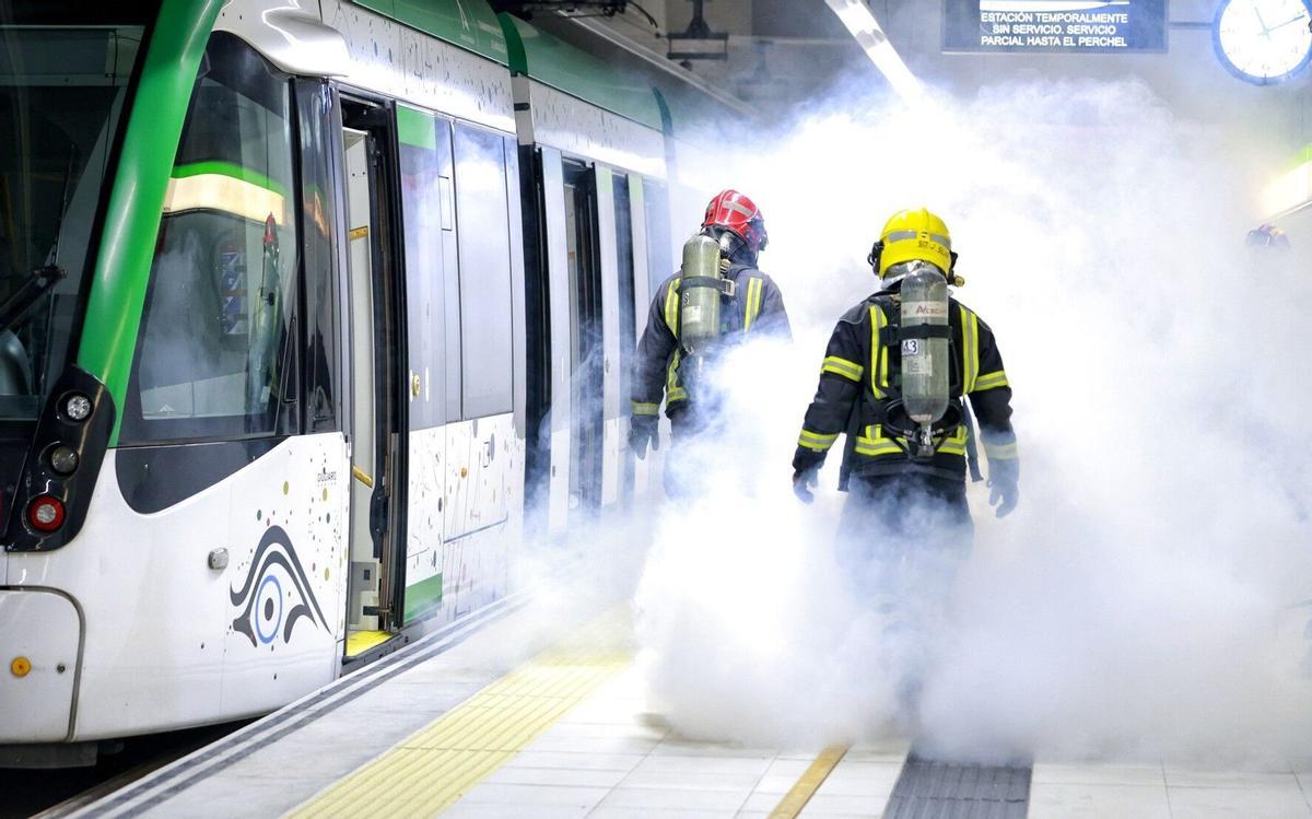 Más de 150 personas participan en el simulacro de incendio del metro en Atarazanas