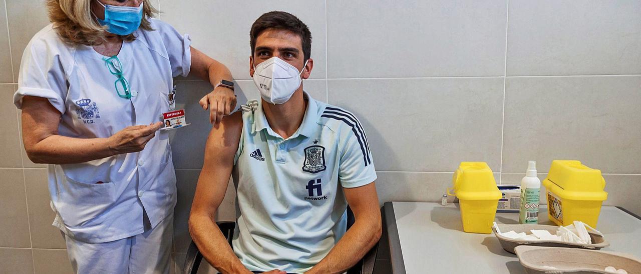 Gerard Moreno, delantero de la selección española de fútbol, vacunándose ayer.
