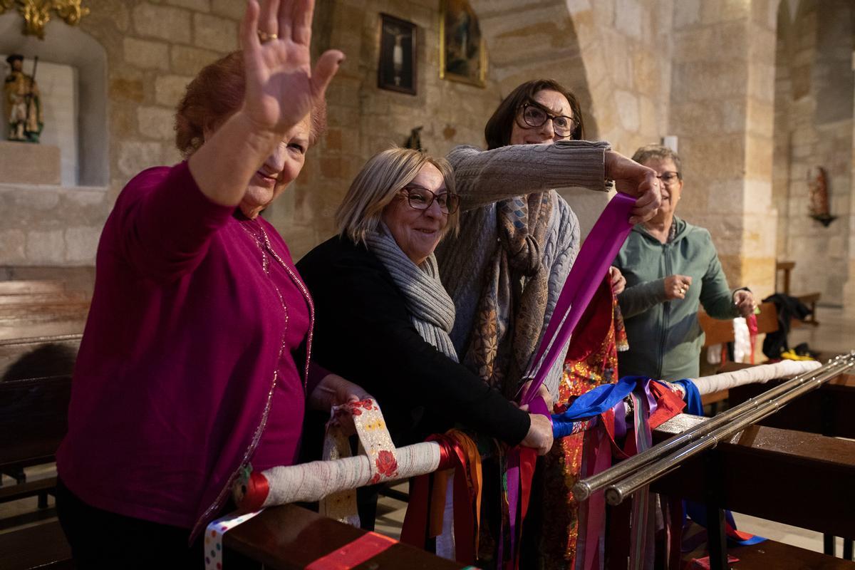 Las águedas de San Frontis visten a la santa Las águedas de San Frontis visten a la santa